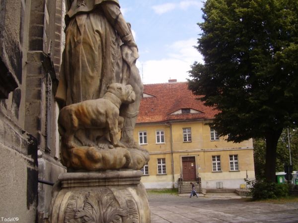 Przy kość.Wniebowz. NMP budynek pierwszej szkoły - obecnie instytucji kościelnej. Uwagę zwracają pękniecia muru!