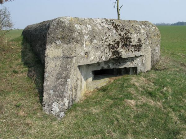 Schron nr 2 Armii "Poznań" z 1939r. Tradytor jednostronny. Widok od strony strzelnicy schronu.