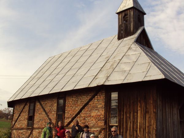 przed / obok: kaplica pw. św. Andrzeja Boboli, wzniesiona w 1938 roku, opuszczona.