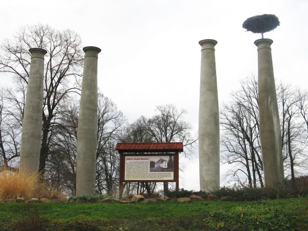W otoczeniu mocno zniszczonego parku stoją cztery masywne, kamienne kolumny portyku - to jedyna pozostałość z pięknego dworu z poł. XIXw., który spłonął podczas