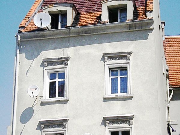 Kamieniczka z figurką Jana Nepomucena