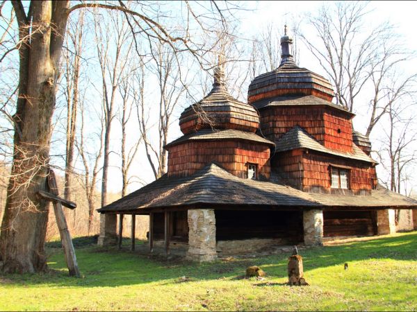 Drewniana cerkiew greckokatolicka pw. św. Dymitra w Piątkowej. Zbudowana przed 1732 rokiem. Świątynia w Piątkowej należy do nielicznych na terenie południowo-ws