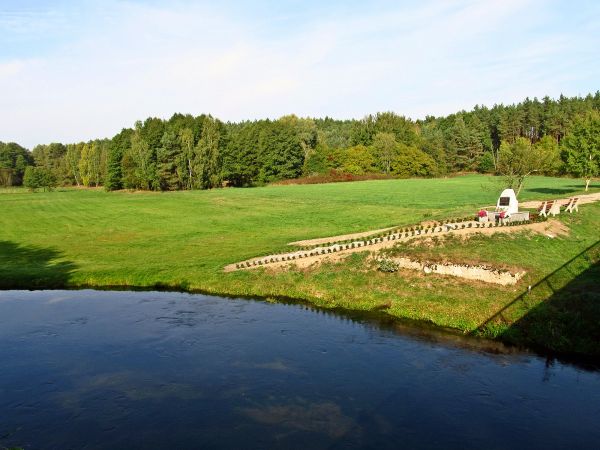 Głaz z tablicą pamiątkową pobytu w tym miejscu Karola Wojtyły w 1956 r.