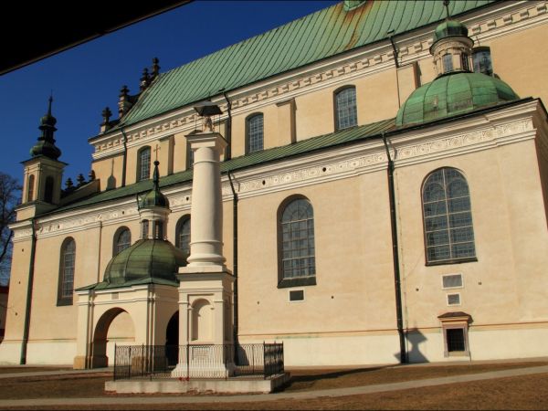 Bazylika Zwiastowania NMP w Leżajsku – wzniesiona w miejscu, gdzie według tradycji ukazała się w 1590 roku Tomaszowi Michałce Matka Boska. Sprawują nad nią opie