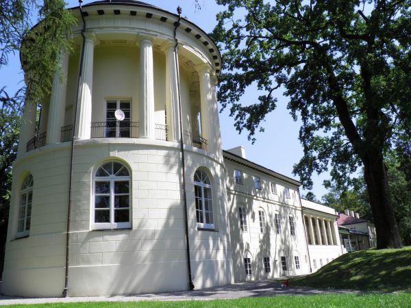 Pałac z lat 1817-1819, powstały wg. projektu Magdaleny z Dzieduszyckich Morskiej przy pomocy Chrystiana Piotra Aignera i budowniczego Fryderyka Baumana.