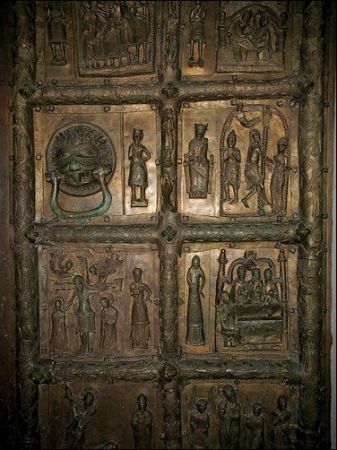 Drzwi Płocke (kopia). Oryginalne drzwi powstały w  poł. XII w. w Magdeburgu i w płockiej bazylice były przez ok. 250 lat. Potem w bliżej niewyjaśnionych okolicz