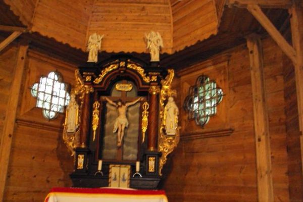 kaplica Świętego Krzyża - w płatku róży, jednym z pięciu - w "oleskiej róży zaklętej w drewno" - jedynym takim kościele w Polsce, to perła drewnianej architektu