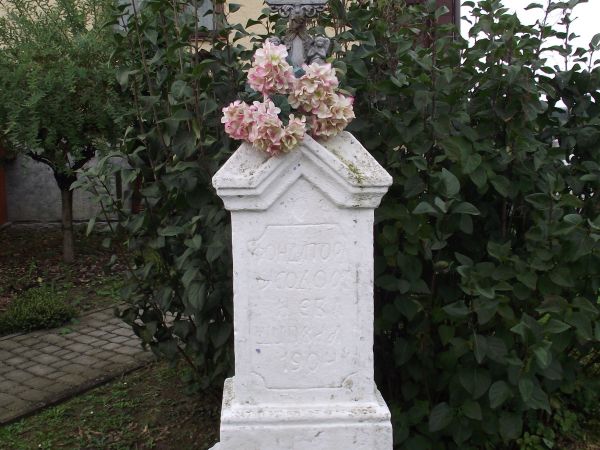 krzyż przydrożny - na postumencie inskrypcja, dziękczynny,ufundowany przez ówczesnych mieszkańców wsi : Ewę i Fiodora Szczipałów - Rusinów, wyznania greko-kat.,