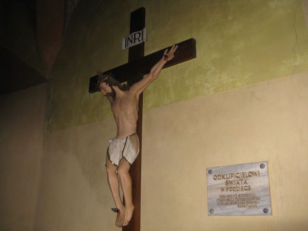 krucyfiks ludowy z XIX wieku, w kruchcie kościoła.