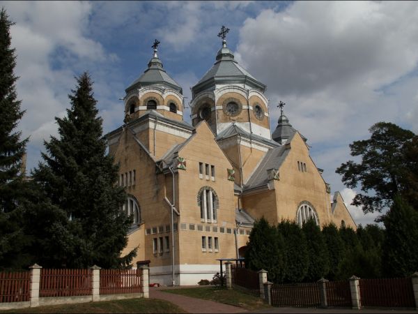 Murowana cerkiew grecko-katolicka,  poświęcona w roku 1912 ,  pod wezwaniem św. Michała Archanioła. Monumentalna budowla w typie bizantyjskim (ukraińskim), na r