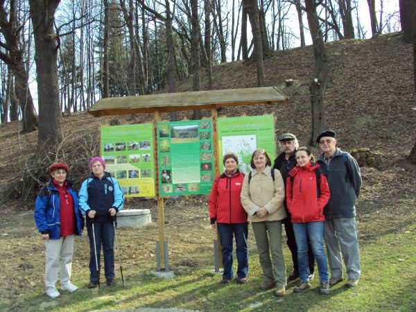 Tu - przed grodem, rozpoczyna się ścieżka historyczno-przyrodnicza  "Szlakiem dawnych osad" Gminy Bukowsko  - na zdjęciu: przed tablicami informacyjnymi. Przygo