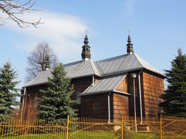 cerkiew, dziś kościół - do ścian prezbiterium przylegają przybudówki - zakrystia i skarbczyk.