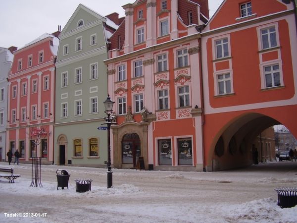 Rynek, odnowiona kamieniczka (2012) nr5 przy Bramie Piastów i nowy lokal  -  strona południowa rynku