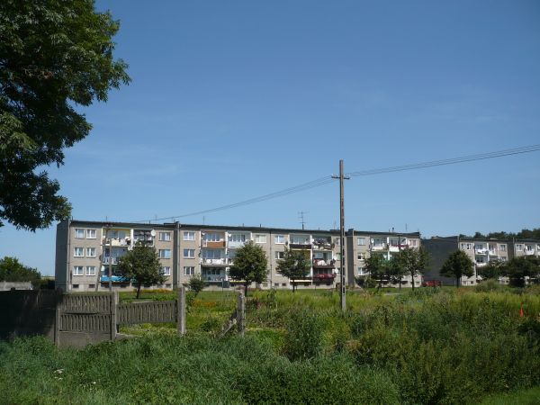 Zabudowa mieszkalna zapewne bloki po PGR-owskie.