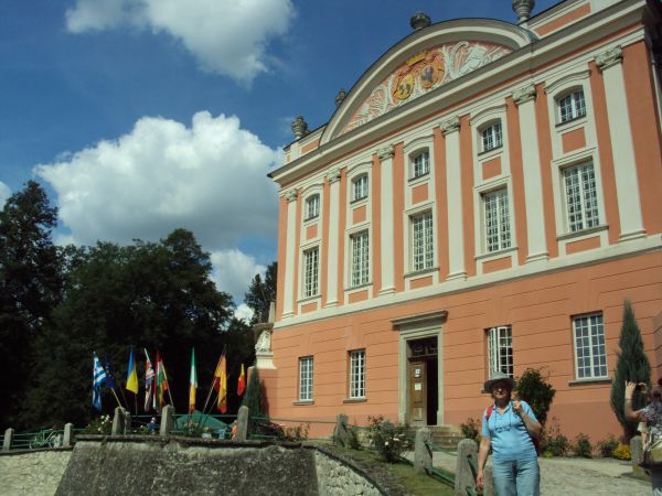 na zdjęciu: przed pałacem - na moście / elementem fortyfikacji nad fosą. Warto też, zwiedzając pięknie odrestaurowany pałac, zejść do podziemnych lochów by wzią