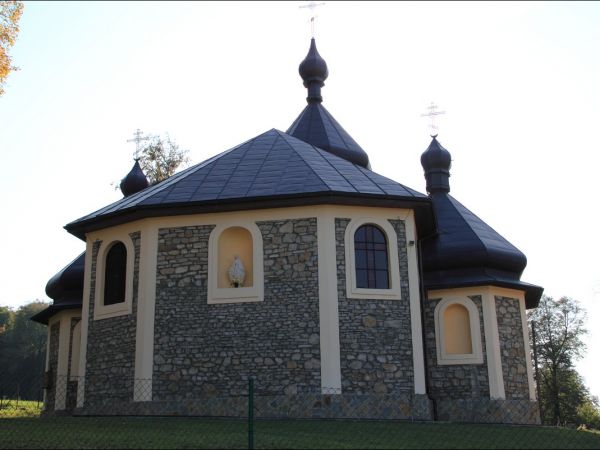 Murowana parafialna cerkiew greckokatolicka św. Michała Archanioła w Olszanach . Cerkiew została zbudowana w 1924, w miejscu wcześniejszej murowanej cerkwi, zbu