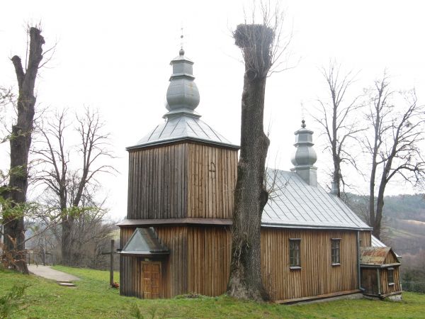 Dachy cerkwi kryte blachą, dwuspadowe, nad prezbiterium zakończony wielospadowo. Nad nawą wieżyczka na sygnaturkę, ośmioboczna, baniasta z pełną latarnią, pobit