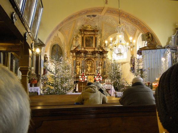 Wnętrze kościoła - spojrzenie w stronę ołtarza.