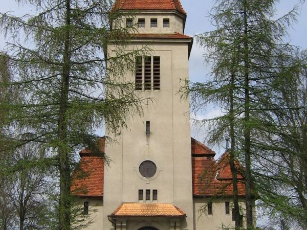 Tutejsz kościół pod wezwaniem świętego Andrzeja Boboli- późną jesienią.