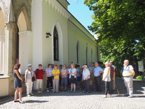 przed zameczkiem - my w cieniu - z panią przewodnik - n/z po lewej, - pozdrawiamy !