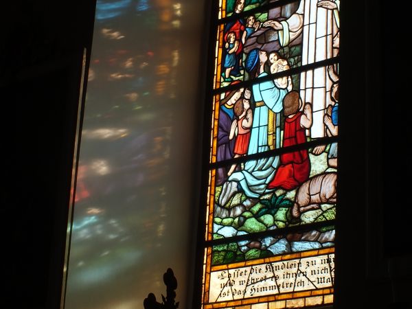 wnętrze kościoła /zabytkowy witraż/