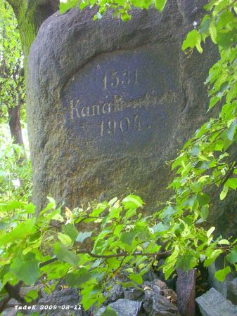 Głaz ustawiony 1904 dla upamiętnienia zbudowania w 1531 miejskiej sieci kanalizacyjnej w Bolesławcu. Skwer przy ul. Bankowej