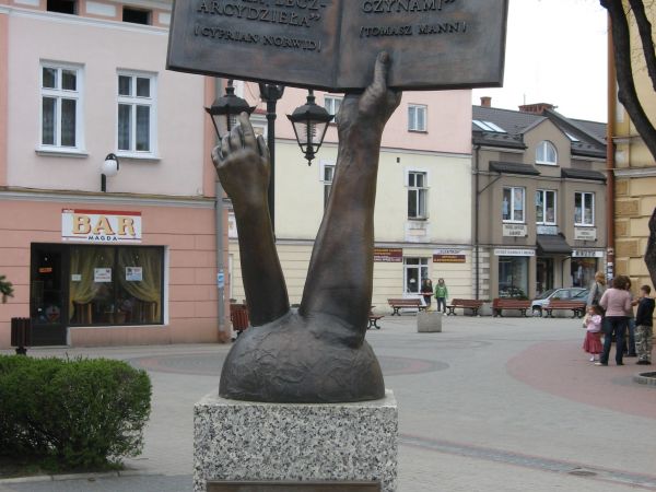 Pomnik Książki - pewnie jedyny w Polsce - w Lesku, przy trasie głównej, przy drodze dużej pętli bieszczadzkiej, no i w ogóle, no i w szczególe ... w Lesku! powt