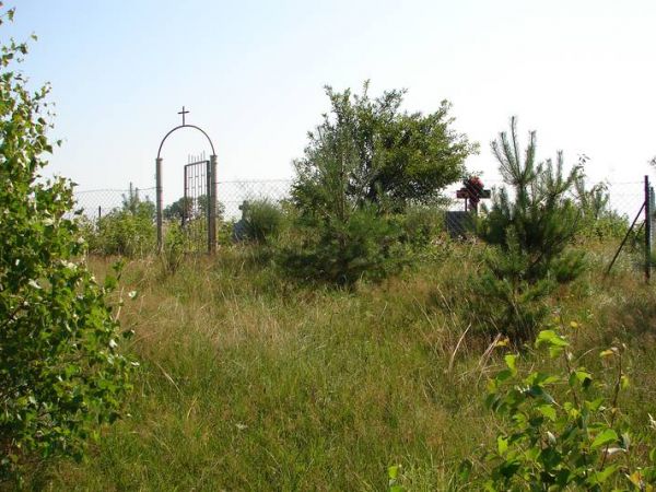 Stare mogiły na wzgórzu obok zalewu.