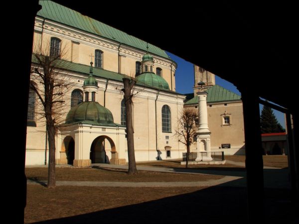 Bazylika Zwiastowania NMP w Leżajsku – wzniesiona w miejscu, gdzie według tradycji ukazała się w 1590 roku Tomaszowi Michałce Matka Boska. Sprawują nad nią opie