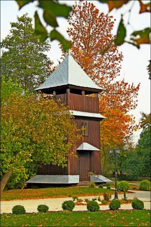 Dawna drewniana cerkiew greckokatolicka pw. Opieki Najświętszej Maryi Panny (od 1979 roku kościół rzymskokatolicki pw. Najświętszego Serca Pana Jezusa), wzniesi