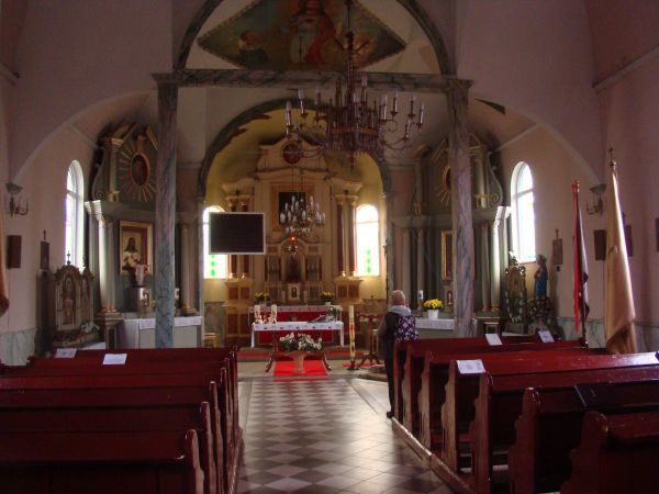 Kościół Polsko-Katolicki - wnętrze, w ołtarzu: pod obrazem Chrystusa drewniany tryptyk, poniżej gustowne tabernakulum. Przy temacie : dane z roku 1930 podają iż