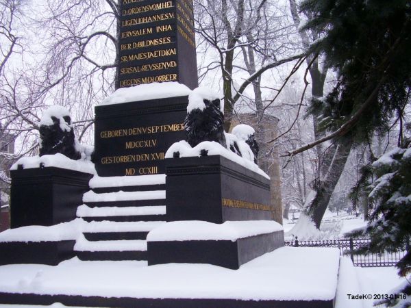 Lwy pod śniegiem, obelisk dla Kutuzowa (nie mylić z cmentarzem im. Kutuzowa, teraz Cm. Wojenny) Kutuzow, boje z Napoleonem Bonaparte. Kamień węgielny 1819.