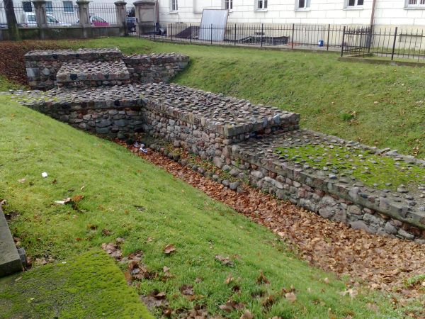 Fragmenty fundamentów zamku kaliskiego.