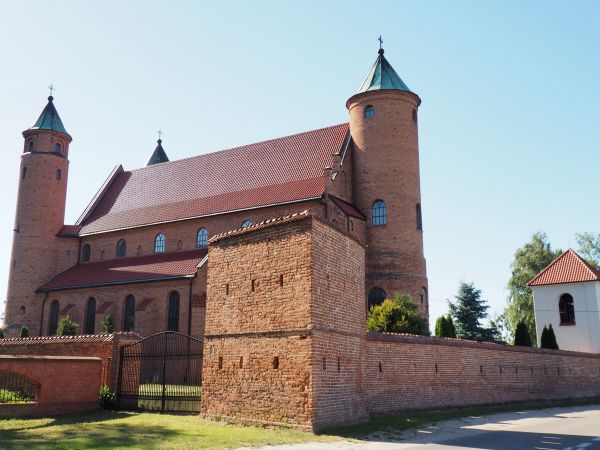 Bazylika pw. św. Jana Chrzciciela - tu jedna z bram w murze obronnym opasującym kościół o bryle parametrów fortecznych. O co chodzi z tą bazyliką ? - otóż tu n/