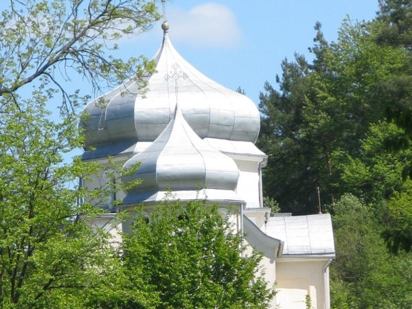 Cerkiew z 1901r. po 1947r. użytkowana jako kościół rzymsko-kat. Od 1966r. - zamknięta, oficjalnie przekazana na kościół w 1973r. - widok od Sanu. Warto też wspo