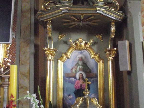 baldachim z Wizerunkiem Ducha Świętego w postaci Gołębicy nad czarą  chrzcielnicy z XVII wieku. Na zwieńczeniu : scena z Chrztu Pańskiego.