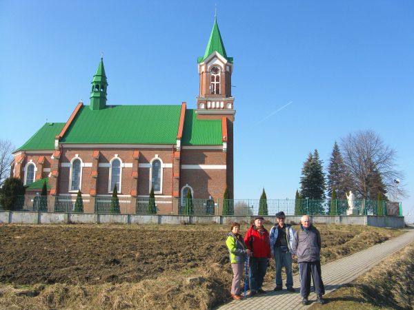 na zdjęciu przed: Kościół pw. św. Mikołaja, parafialny, zbudowany w 1925 roku, wcześniejszy - drewniany z ok. 1712r. rozebrany w 1926r.