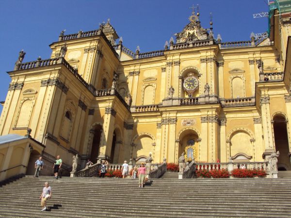 przed Dolnośląską Jerozolimą : Sanktuarium Matki Bożej Królowej Rodzin, góruje nad niewielkim ryneczkiem z którego do świątyni prowadzi 57 schodów - liczba ta o