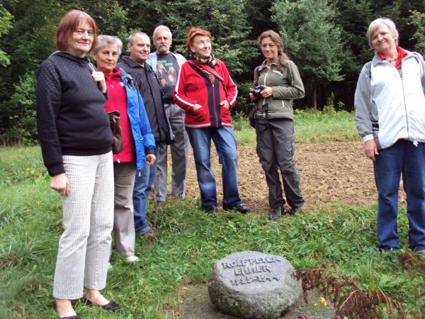 kamień symbolizuje miejsce pochówku żołnierza niemieckiego, który zginął podczas przejścia frontu w sierpniu 1944r.  Po wojnie - drogą kontaktów wojskowych - od