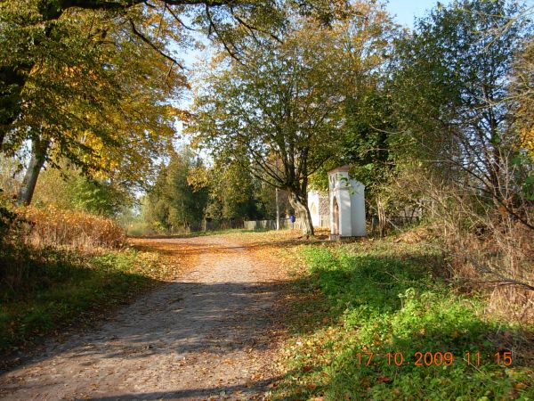 Dwie kapliczki, neogotyckie, murowane z pierwszej połowy XIX w.(widoczne na zdjęciu)