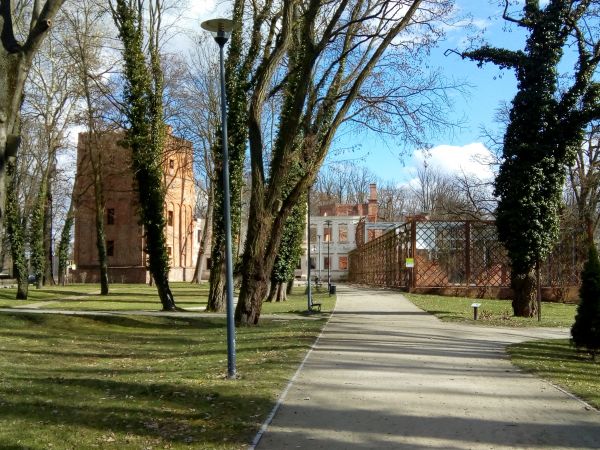 Na północnym krańcu miejscowości, przed mostem na Baryczy, znajduje się niedawno zrewitalizowany kompleks pałacowo – parkowy.