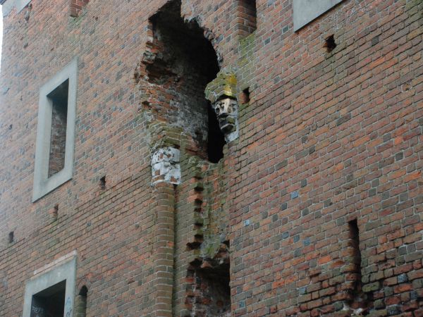 Zamek - wejście do wieży mieszkalnej, strona północna