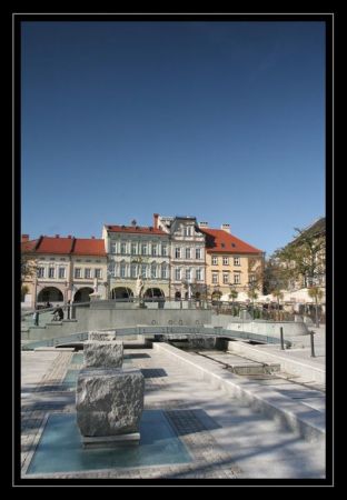 Rynek Starego Miasta aż do XIX w., kiedy życie przeniosło się na Dolne Przedmieście, stanowił centrum administracyjne i handlowe Bielska. Po modernizacji z 2006