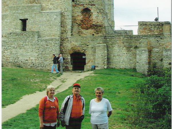 przed:  wzniesionym w latach 1626 - 1644 ufortyfikowanym pałacem. Uszkodzony w czasie wojen szwedzkich oraz po zniszczeniach podczas walk w obronie Konfederacji