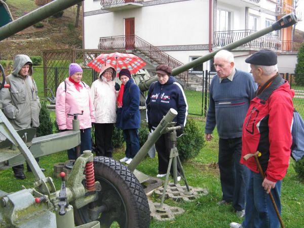 na ekspozycji militarnej prywatnej - u hobbysty, kolekcjonera. Robi to, co lubi a jego serdeczność i otwartość pozwala na dzielenie się swą pasją.