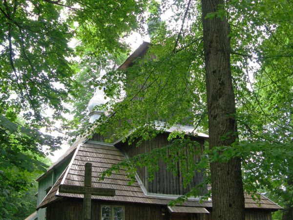 przy cerkwi greckokatolickiej pw. Narodzenia NMP - wzniesionej w 1779 roku, w świątyni jest kolonia nietoperza - perhacz, co świece zjada /?/.