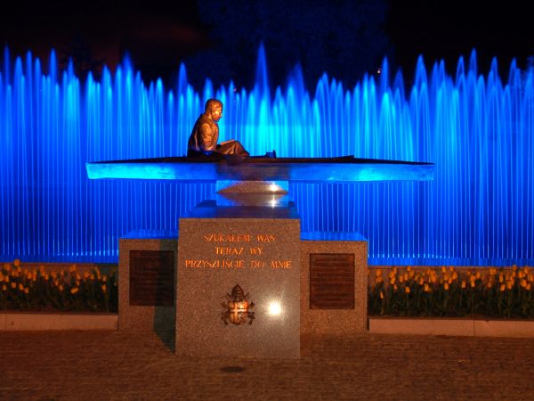 Pomnik Jana Pawła II w Zbąszyniu nad rzeką Obrą