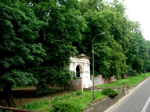 Brama Rzymska (jedno z wejsc do palacowego parku)
