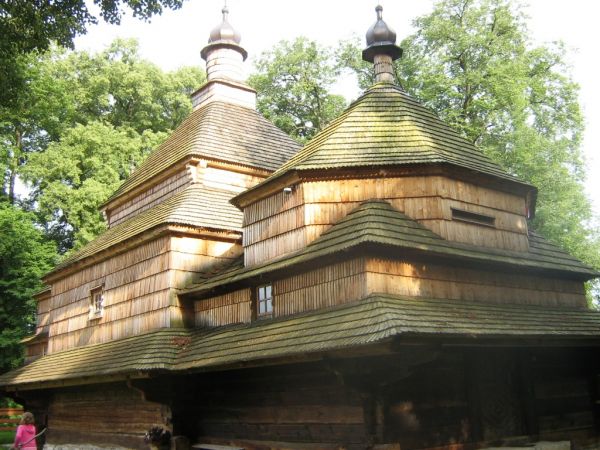 Cerkiew grekokatolicka z 1586 roku, przebudowana w XIX i na początku XX wieku. Obecny wygląd zawdzięczamy przeprowadzonej renowacji w ostatnich latach.