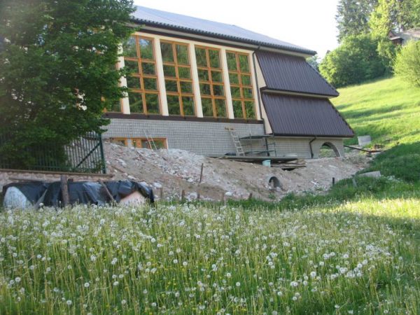 Sala gimnastyczna w Maruszynie - widok od wschodu - 25 maja 2009 roku.